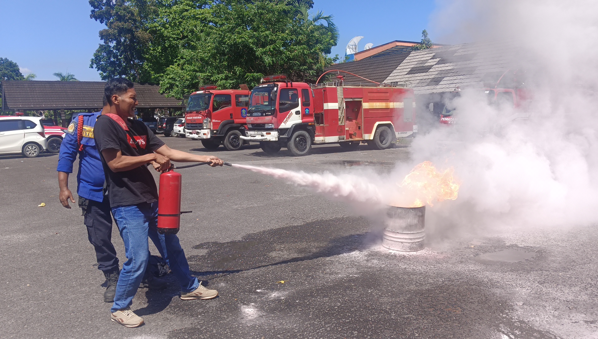Wartawan Bangka Diajari Padamkan Kebakaran