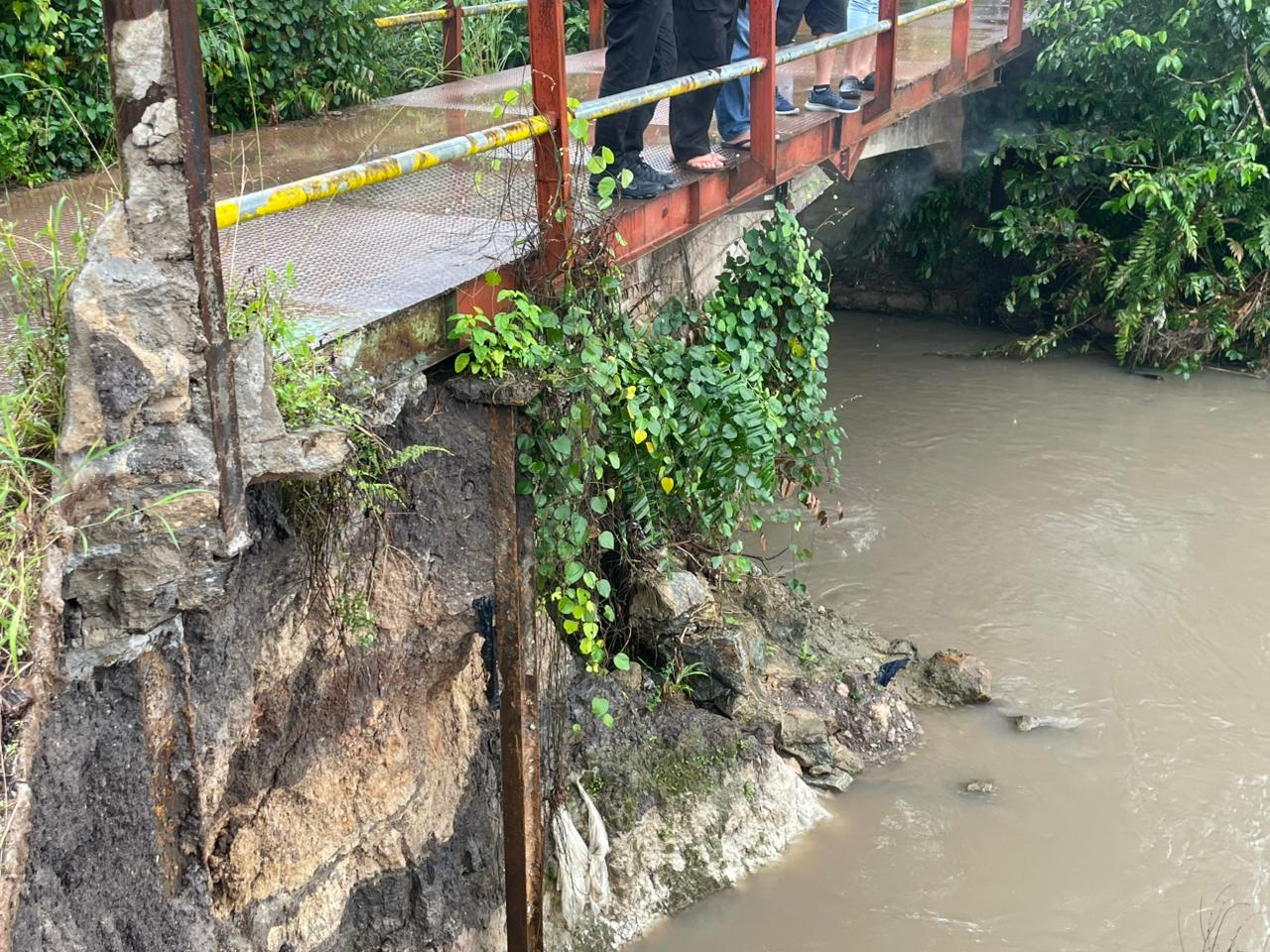 Jembatan Desa Jelutung Hampir Putus