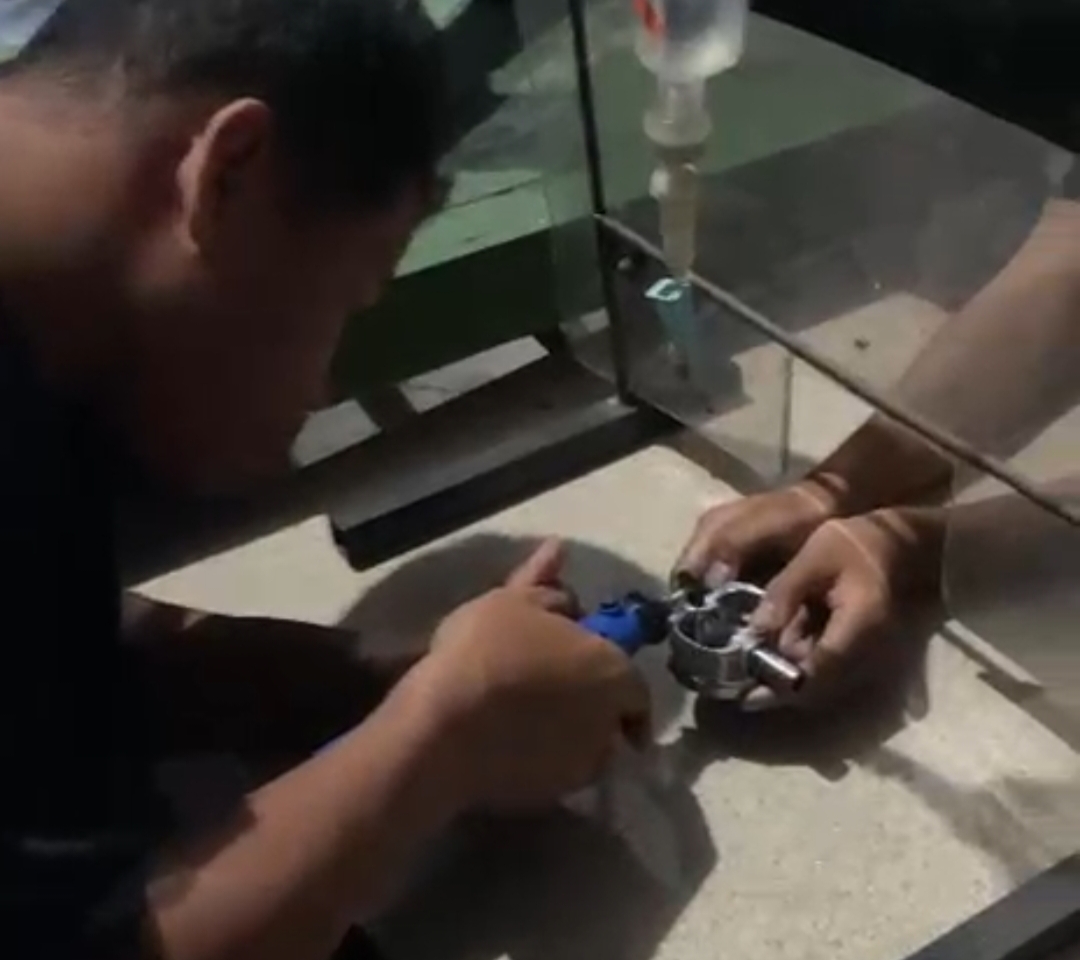 Jari Pemuda Terjepit di Lubang Piston Motor