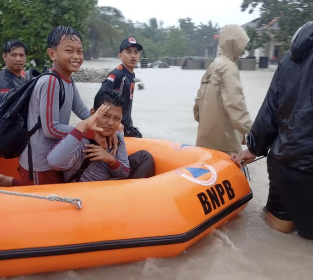 Tim Turunkan Perahu Karet untuk Evakuasi Pelajar