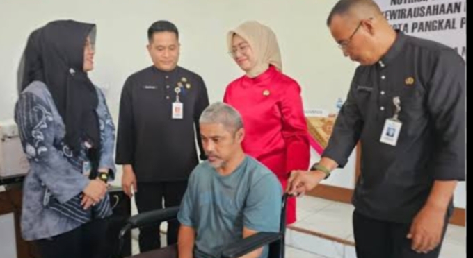 Dessy Salurkan Tujuh Kursi Roda