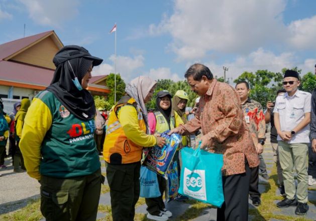 Ratusan Petugas Kebersihan Dapat Sembako