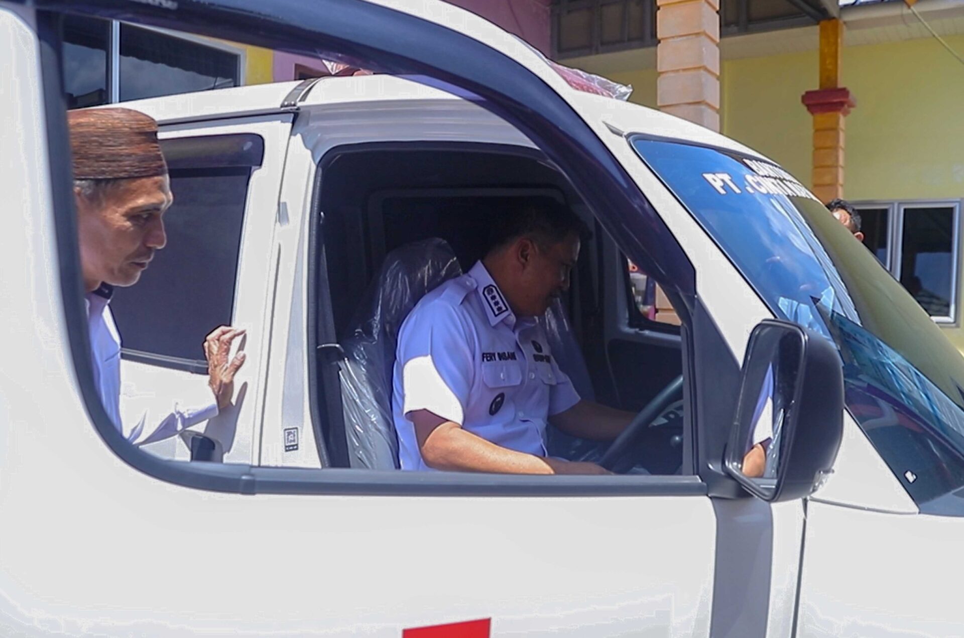 Pemdes Mapur Terima Ambulance dari PT CMI