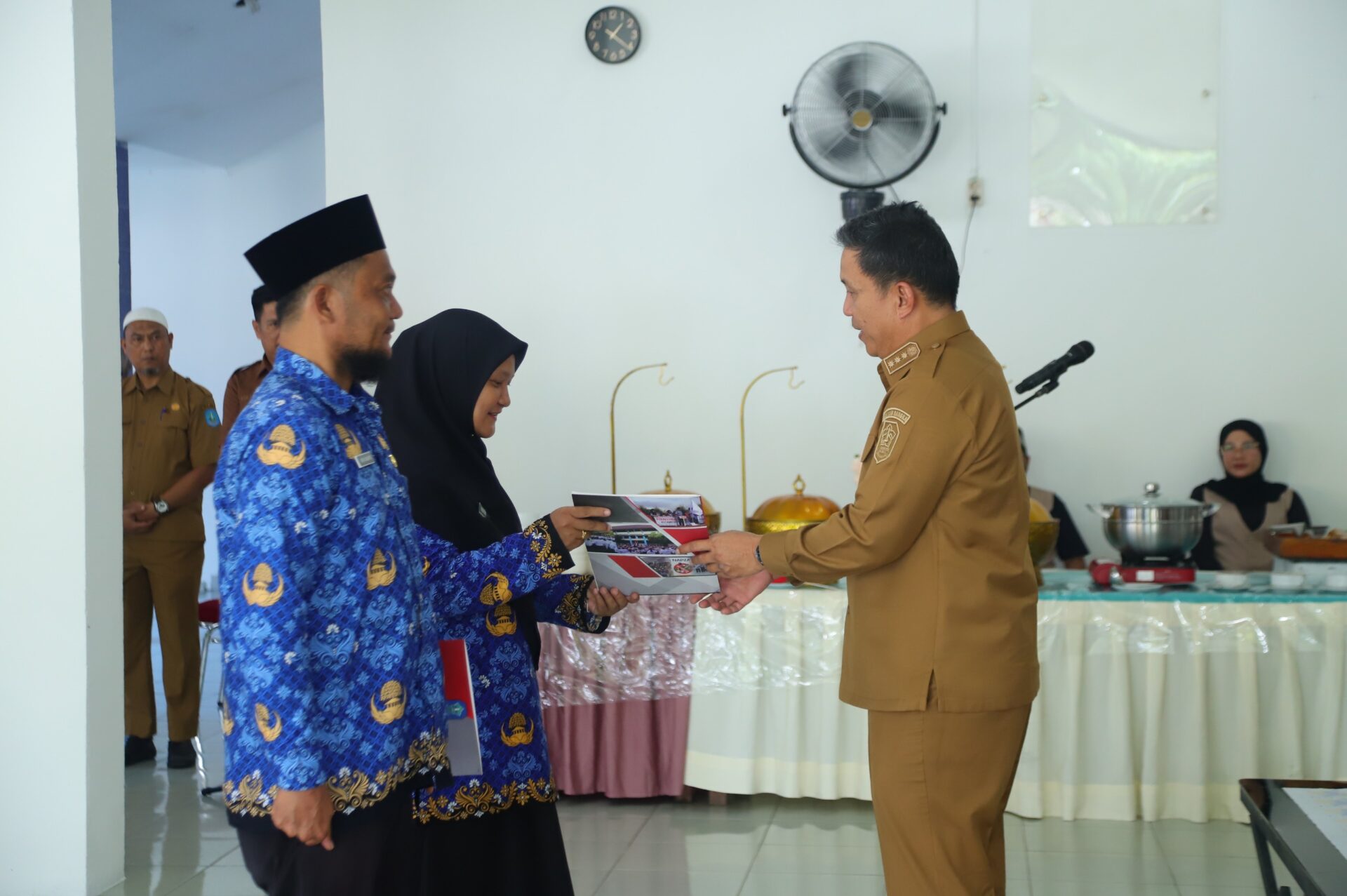 Bupati Bangka Serahkan 27 SK Guru SD dan SMP