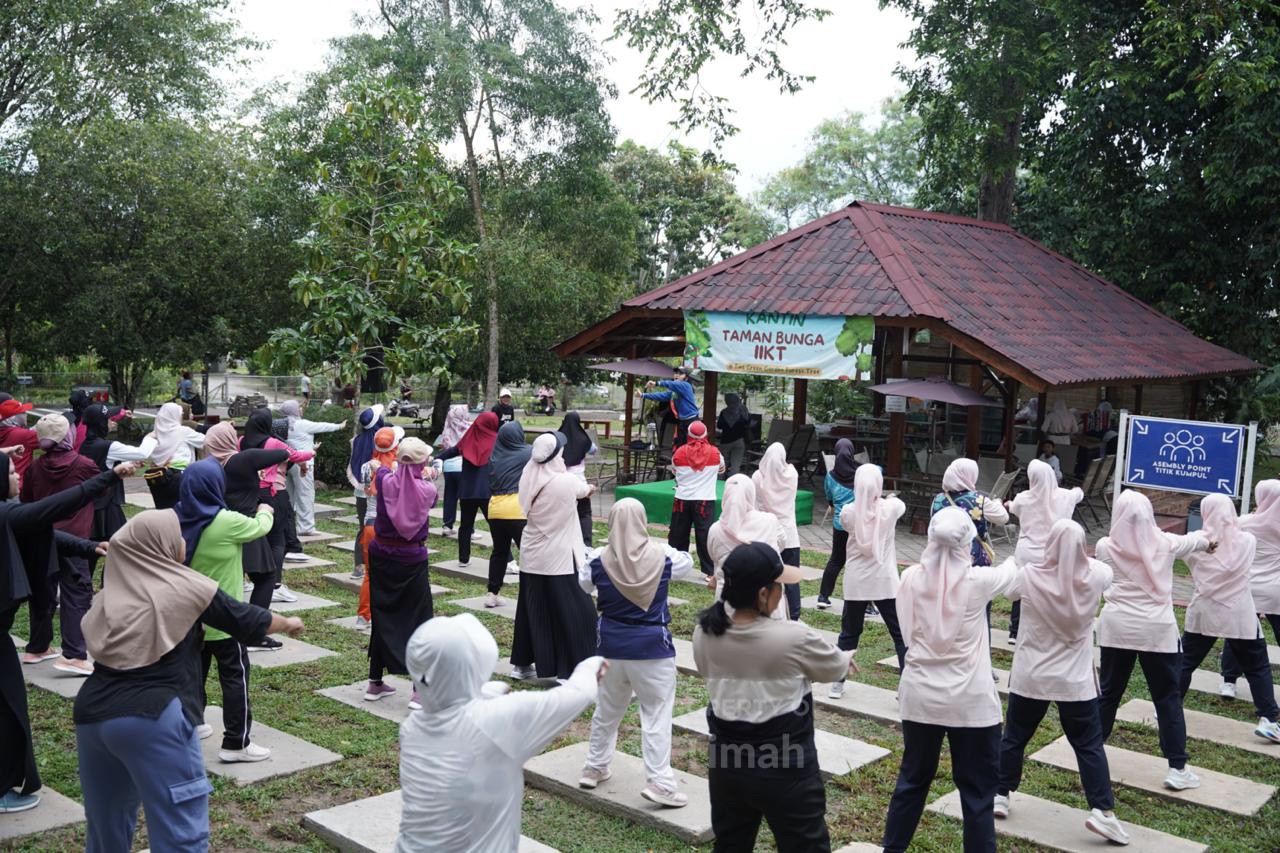 Hadirkan ‘Sport Tourism’ di Tengah Kota, Dirut PT Timah Ikut Senam Bareng Warga di Tins Green Garden