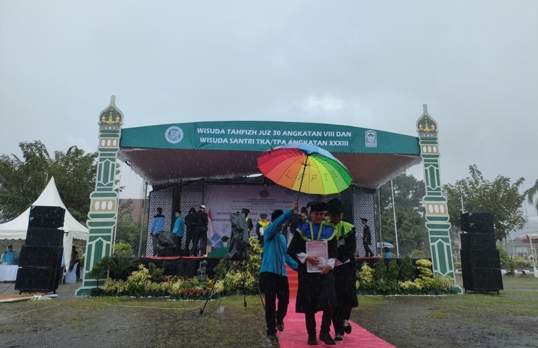 Diguyur Hujan, 1.132 Santri Bangka Tetap Semangat Ikuti Wisuda Tahfidz dan TPA