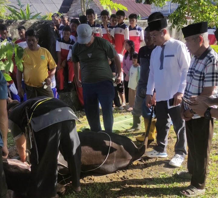 Tak Sekadar Berkurban, SMPN 1 Simpang Katis Didik Siswa Peduli Sesama