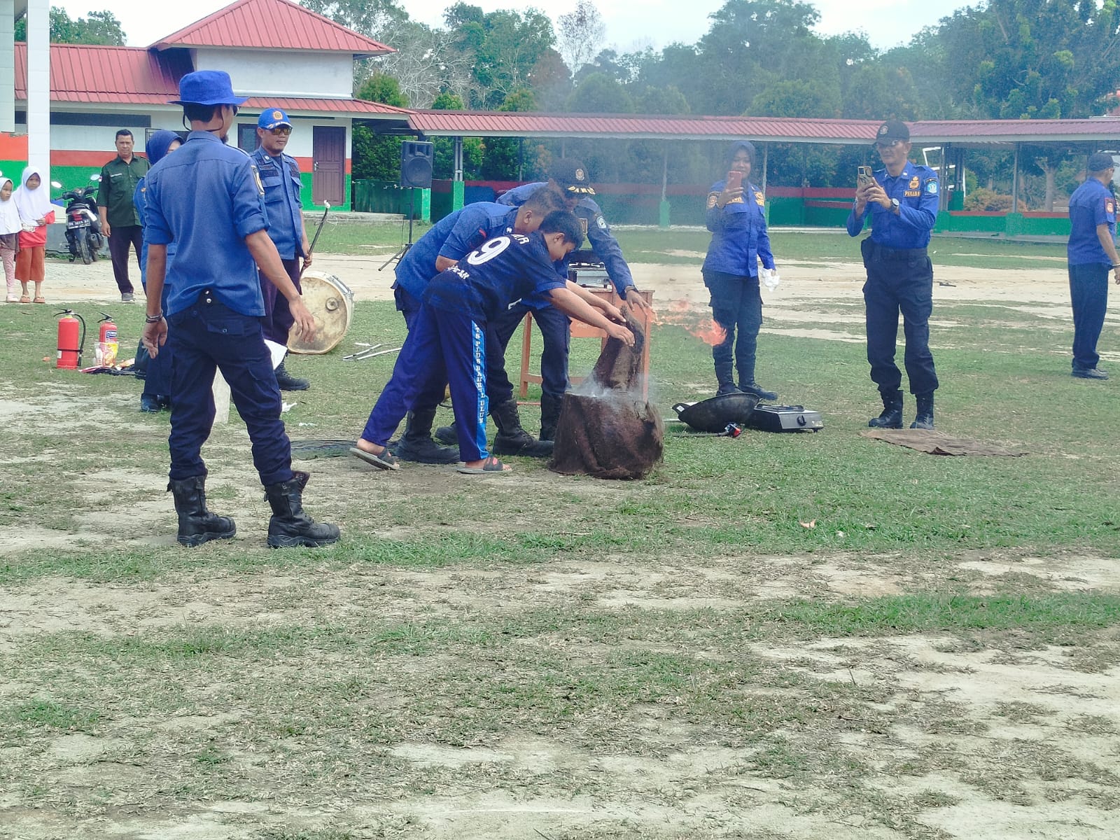 Cas HP Semalaman hingga Cara Padamkan Api, Warga Bahrul Ulum Dapat Bekal Hadapi Kebakaran