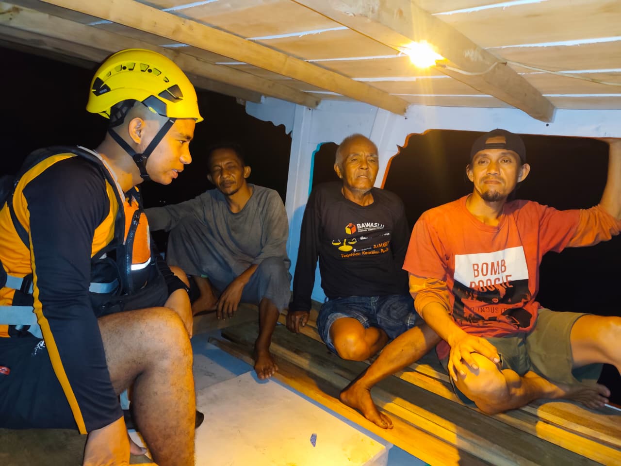 Terdampar 8 Jam di Tengah Laut, Tiga ABK KM Sebanyak Selamat Dievakuasi Tim SAR