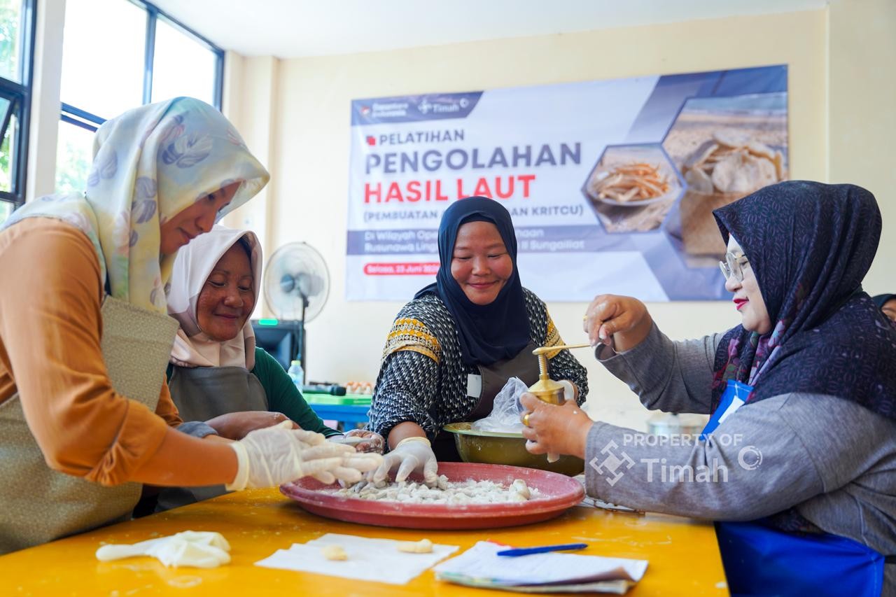 Dari Dapur ke Peluang Usaha, PT Timah Latih Ibu-Ibu Nelayan Olah Hasil Laut Bernilai Jual