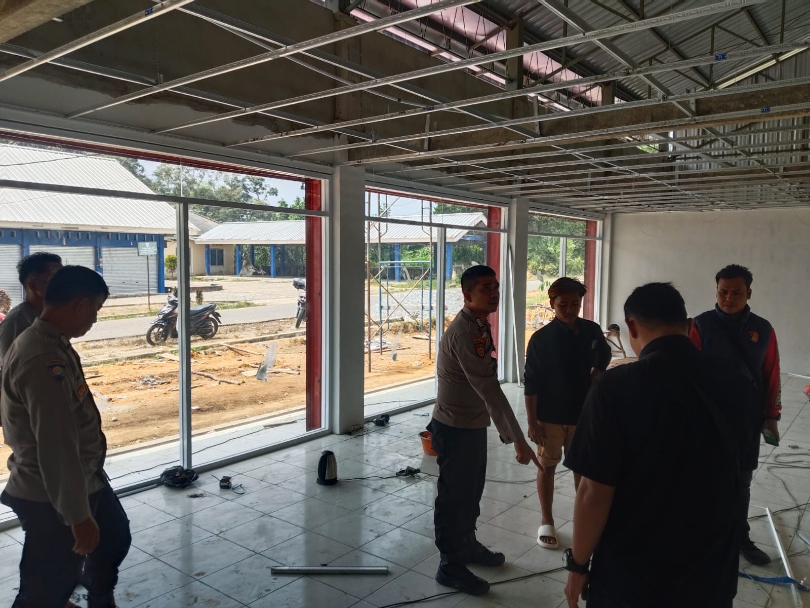 Pekerja Tewas Terjatuh saat Pasang Plafon Proyek KDMP Simpang Katis