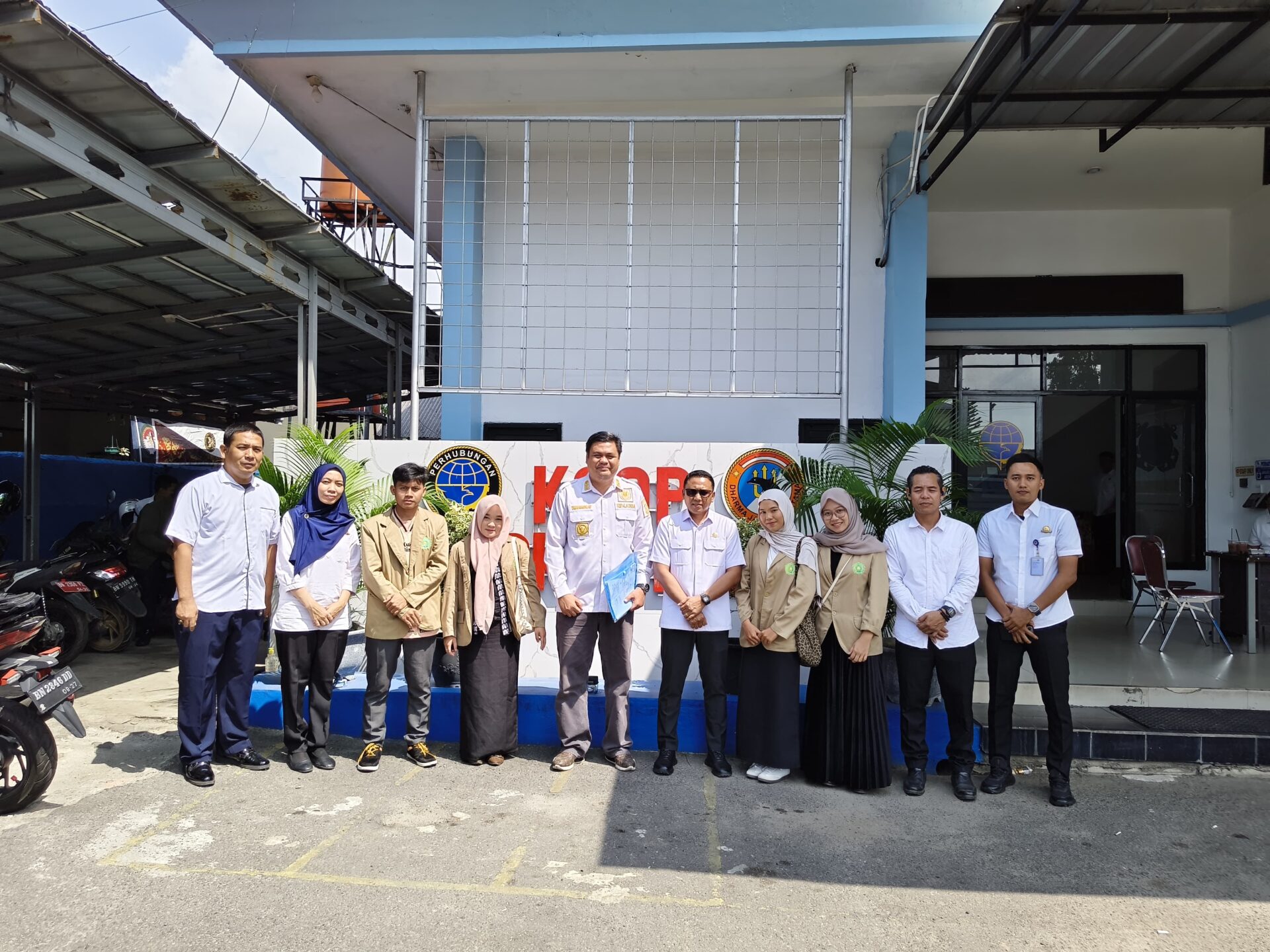 Kades Perlang dan Mahasiswa Unmuh Babel Fasilitasi Nelayan Urus PAS Kecil di KSOP Pangkalbalam