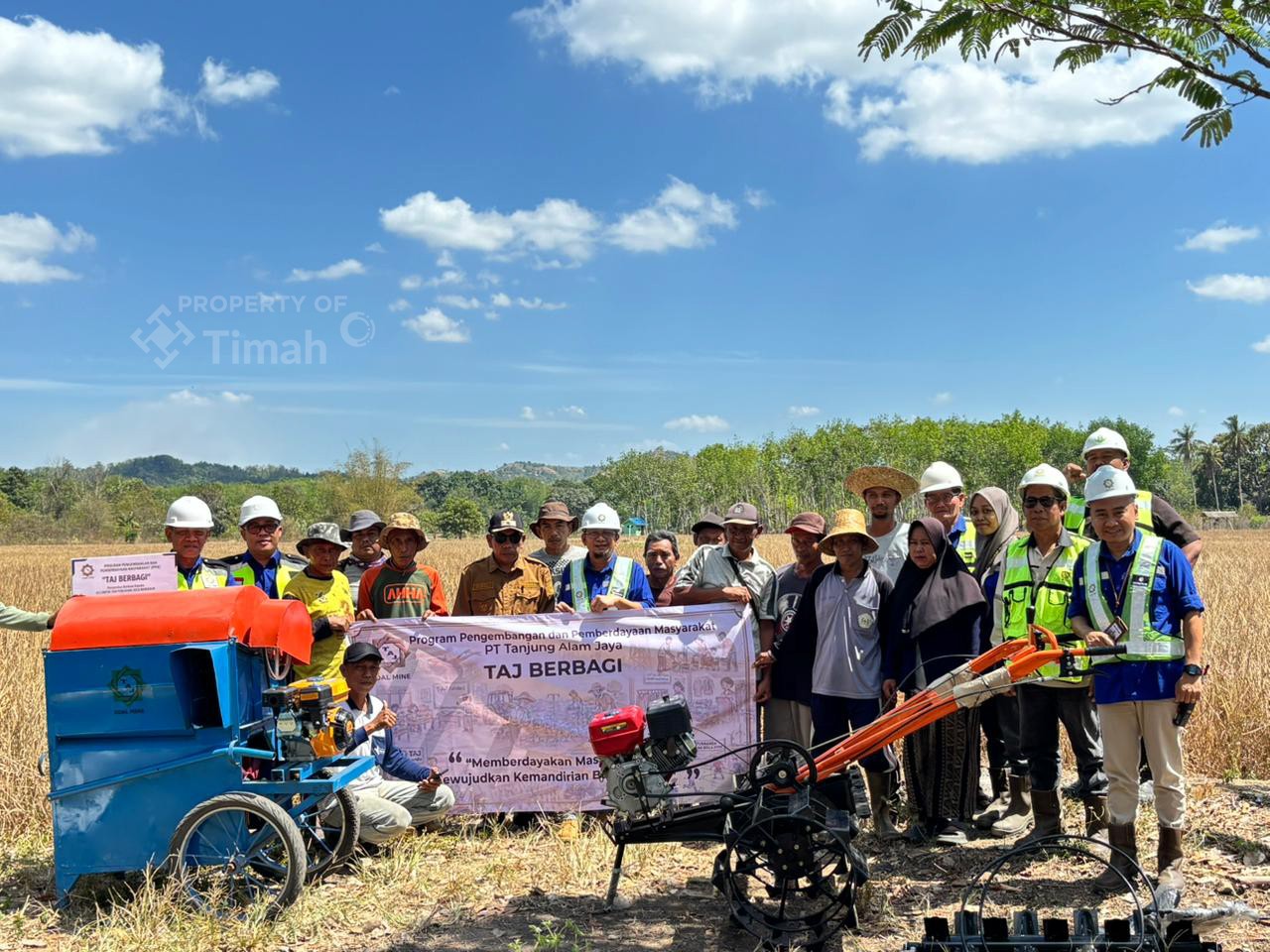 Petani Mangkauk Kini Tak Lagi Andalkan Tenaga Manual, PT TAJ Serahkan Traktor dan Mesin Perontok Padi