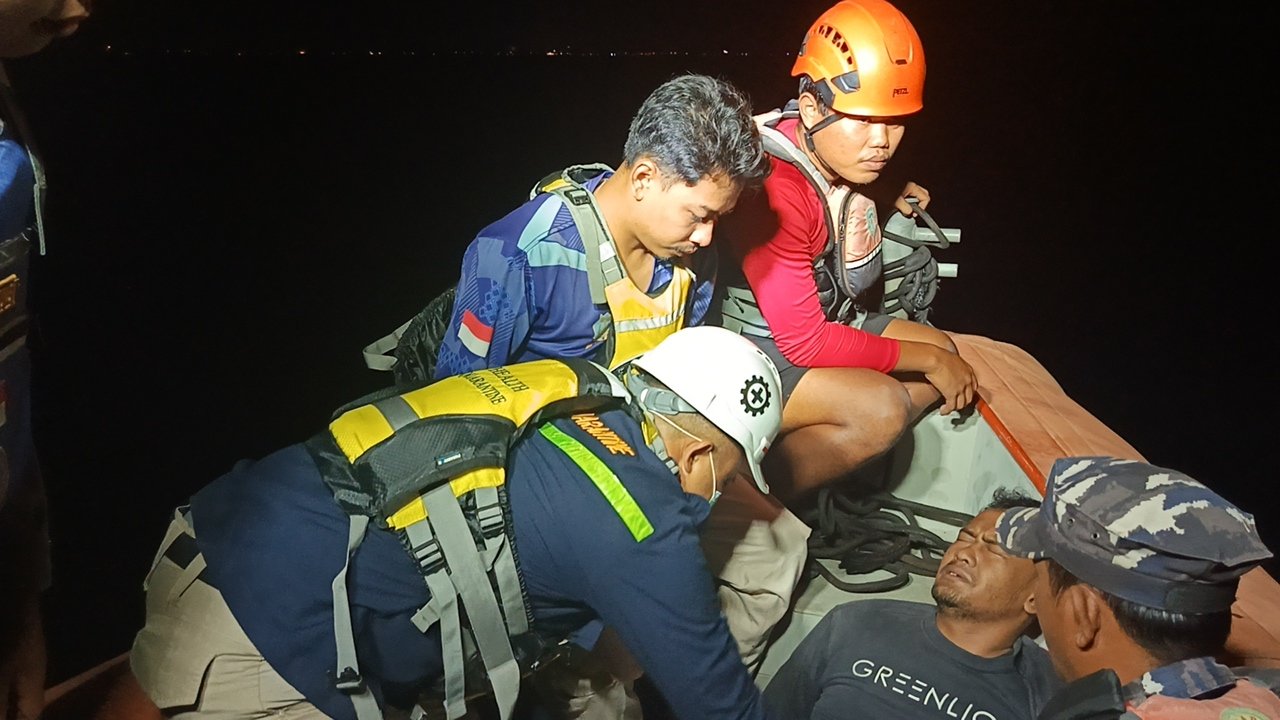 Air Laut Surut, KM Salvia Tak Bisa Merapat: Penumpang Sakit Dievakuasi Tim SAR di Tengah Perairan