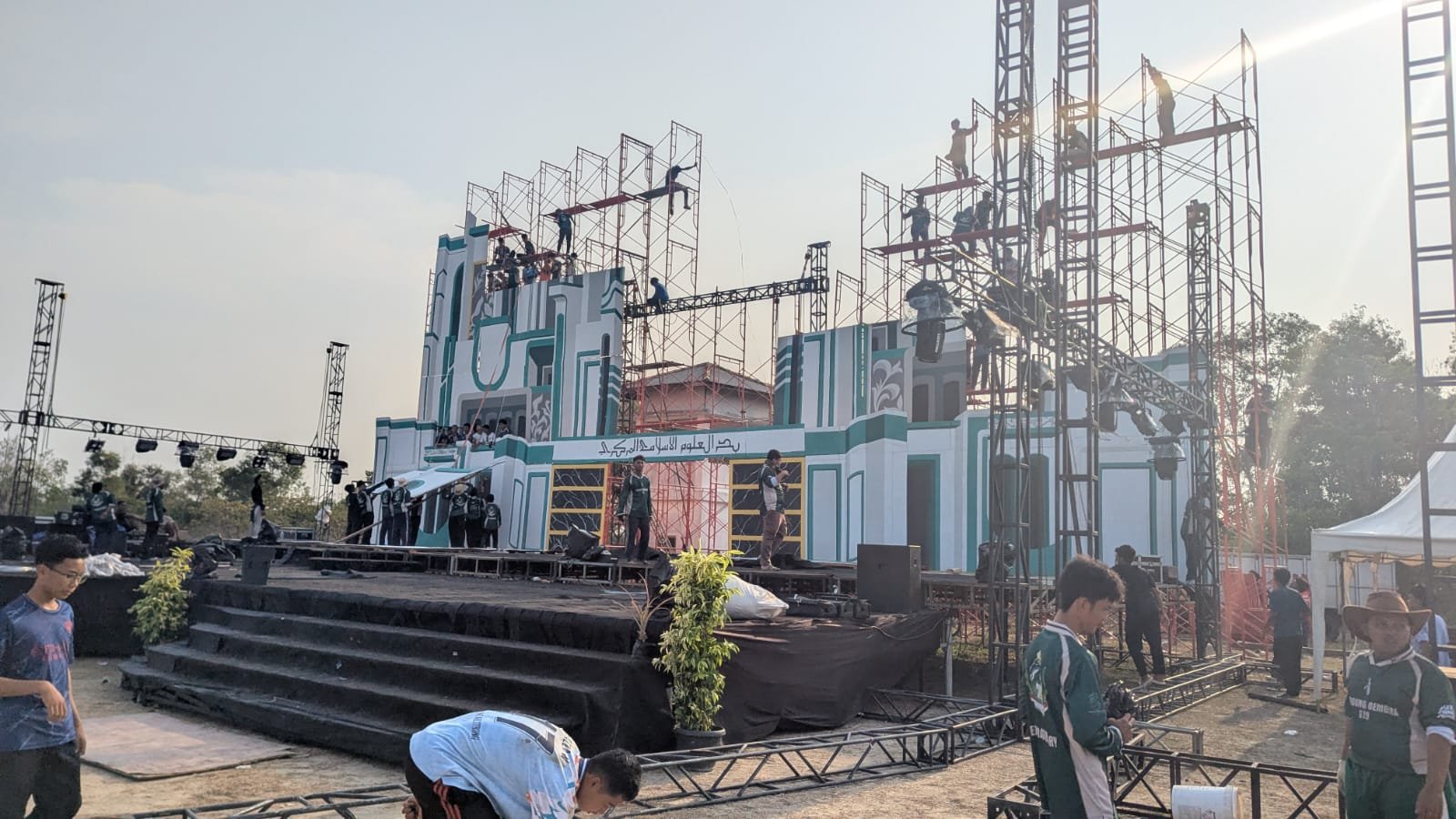 Panggung 15 Meter Berdiri di Bahrul Ulum, Ada Apa?