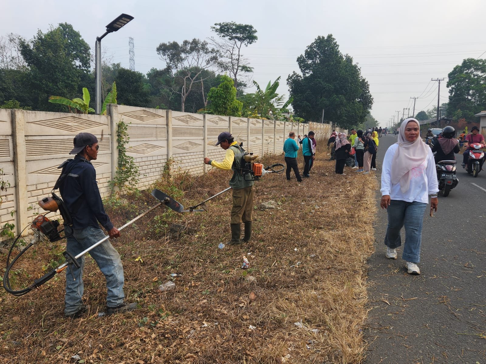 Ratusan ASN Gotong Royong di Jalan Baru Kampak, Sampah Liar Jadi Perhatian