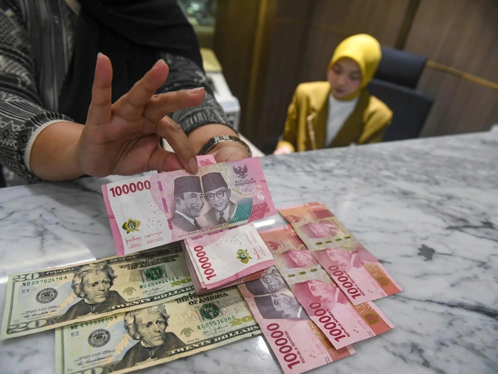 IHSG Terjun Bebas, Rupiah Tembus Rp18.000 per Dolar AS, Ada Apa dengan Ekonomi Indonesia?