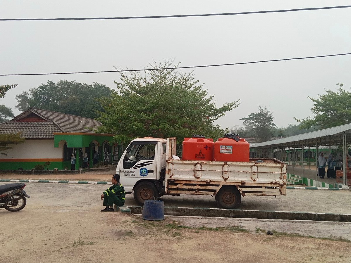 Ratusan Santri Butuh Air Bersih, DLH Bangka Salurkan Bantuan